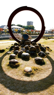 『里の門』眞坂雅文作（2003年）