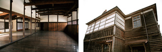 左：剣術の稽古の撮影が 行われた道場 右：明倫館は今でも 明倫小学校として使われている