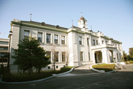 隣接する旧議会議事堂