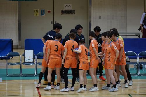 円陣を組む選手たち