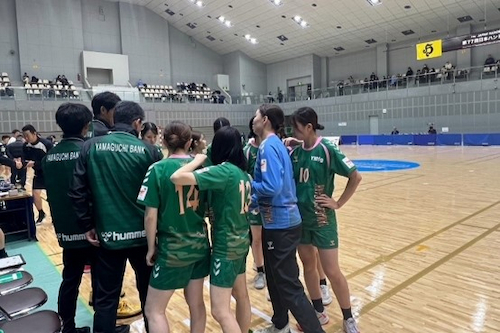 円陣を組む選手たち