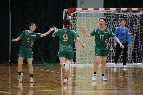 ハイタッチする選手たち